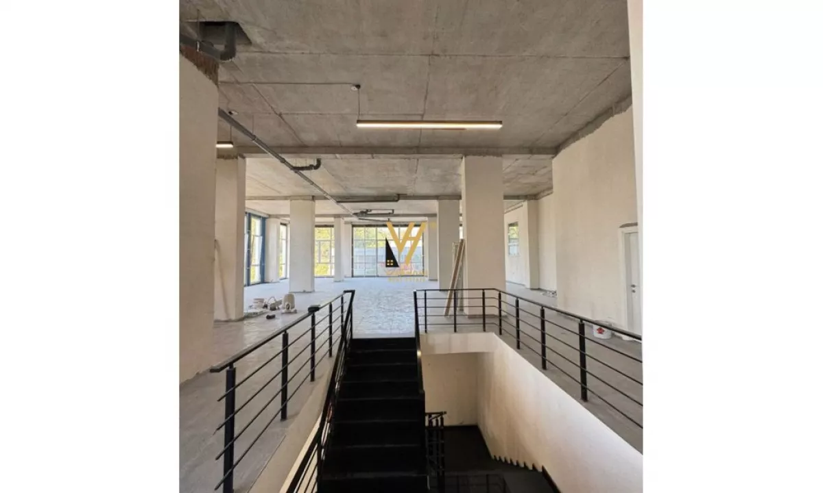 JEPET AMBIENT BIZNESI 550 M2 ME QIRA, PRANE BULEVARDIT TE RI,3.000 EURO