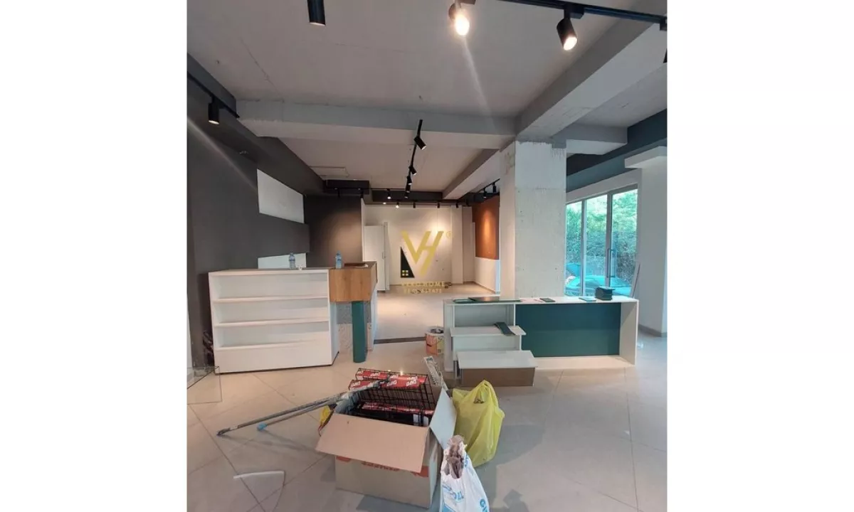 JEPET DYQAN 74 M2 ME QERA TE TREGU ELEKTRIK 1.000 EURO