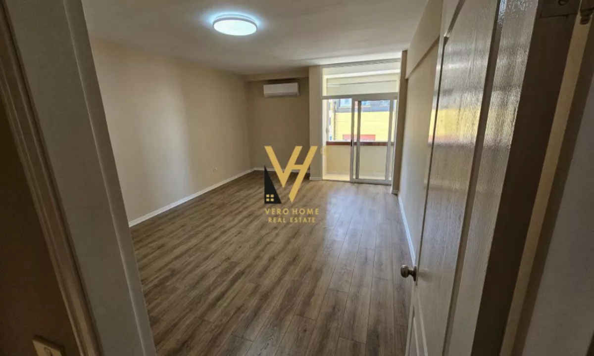 JEPET ZYRE 130 M2 ME QERA NE QENDER 1.300 EURO