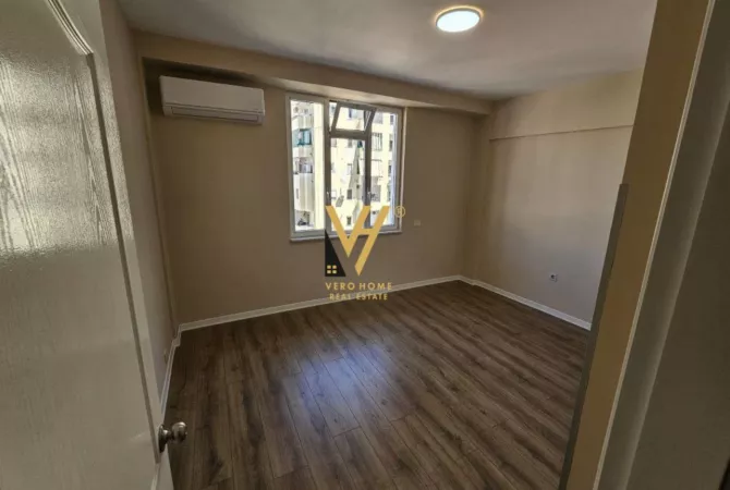 JEPET ZYRE 130 M2 ME QERA NE QENDER 1.300 EURO