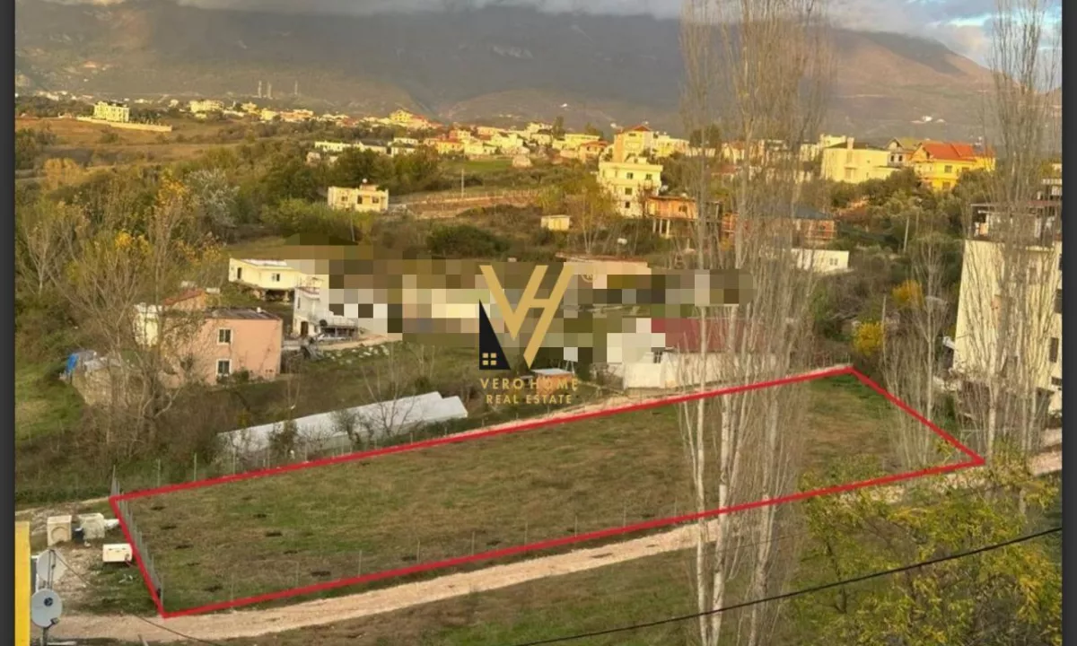 JEPET TOKE 1.300 M2 ME QERA TE RRUGA E DAXHIT, SAUK 700 EURO