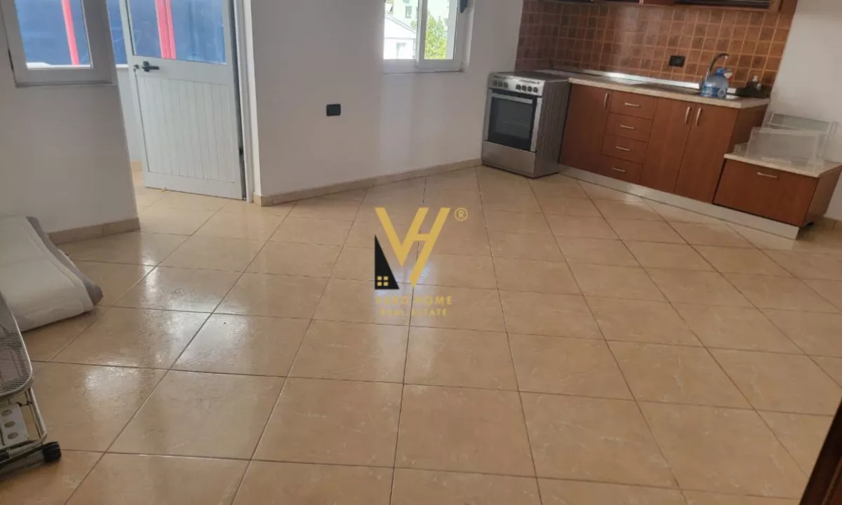 JEPET ZYRE 70 M2 ME QERA TE 5 MAJI 300 EURO