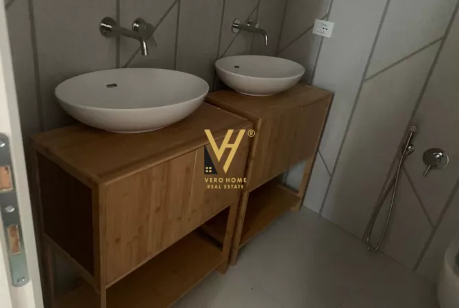 JEPET ZYRE 158 M2 ME QIRA TE LIQENI, LAKE VIEW 1.850 EURO