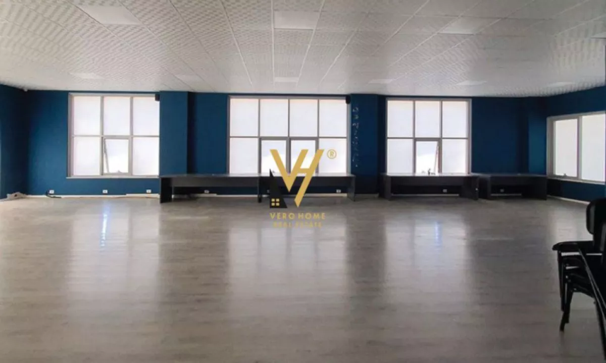 JEPET AMBIENT BIZNESI 240 M2 ME QIRA TE RRUGA BARDHYL 2.500 EURO