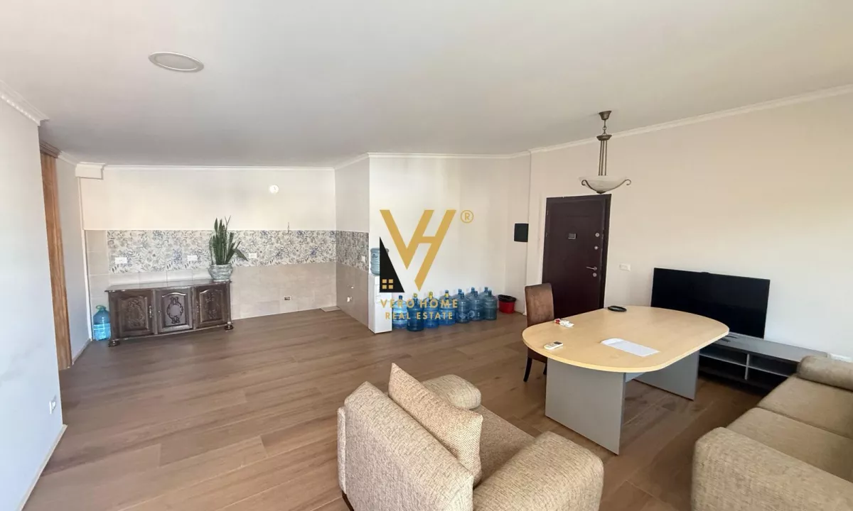 JEPET ZYRE 100 M2 ME QERA TE KOMUNA E PARISIT 900 EURO