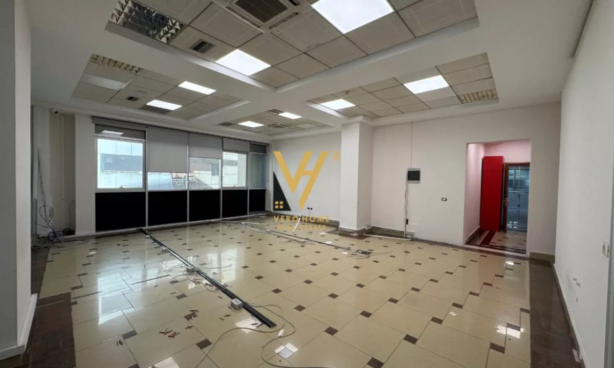 JEPET ZYRE 100 M2 ME QIRA TE RRUGA E BARRIKADAVE 800 EURO