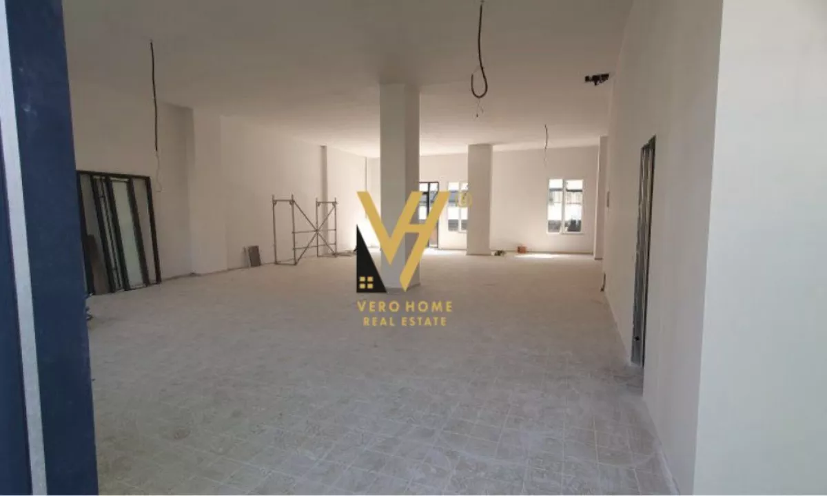 JEPET AMBIENT BIZNESI 220 M2 ME QERA NE SHKOZE 4.200 EURO