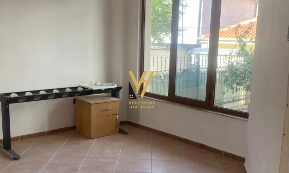 JEPET AMBIENT BIZNESI 100 M2 ME QIRA NE XHAMLLIK 60.000 LEKE