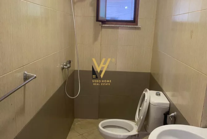 JEPET AMBIENT BIZNESI 100 M2 ME QIRA NE XHAMLLIK 60.000 LEKE