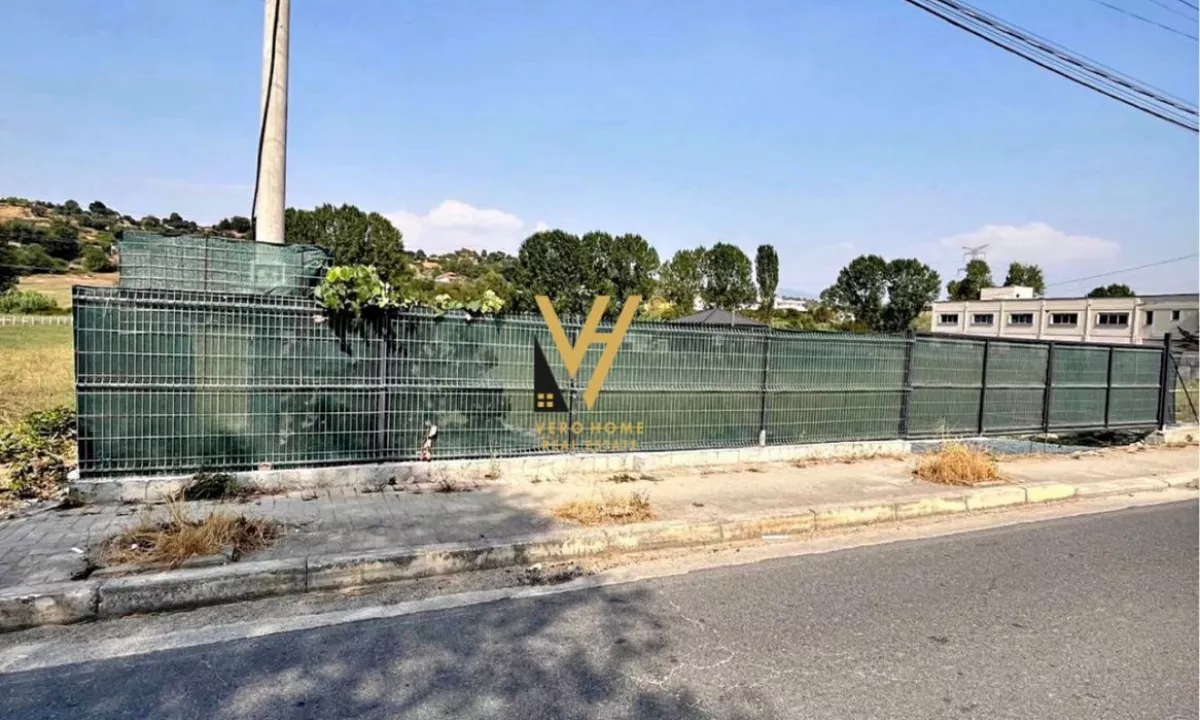 JEPET TOKE 2.150 M2 ME QERA TE KTHESA E PRUSHIT 1.000 EURO