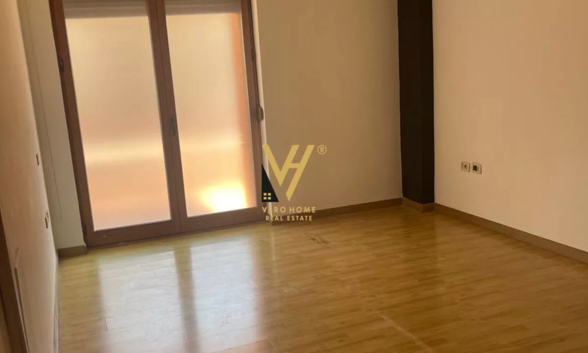 JEPET AMBIENT KOMERCIAL 220 M2 ME QERA NE MYSLYM SHYR 1.100 EURO