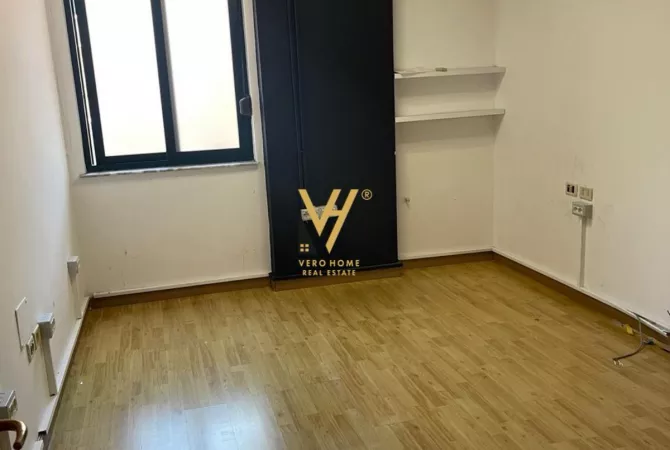 JEPET AMBIENT KOMERCIAL 220 M2 ME QERA NE MYSLYM SHYR 1.100 EURO