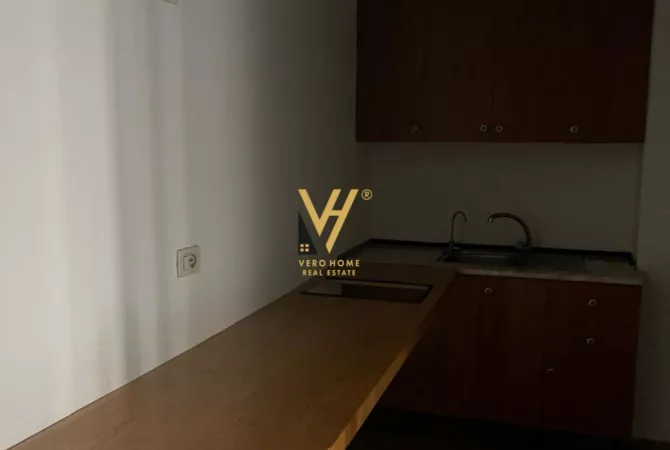 JEPET AMBIENT KOMERCIAL 220 M2 ME QERA NE MYSLYM SHYR 1.100 EURO