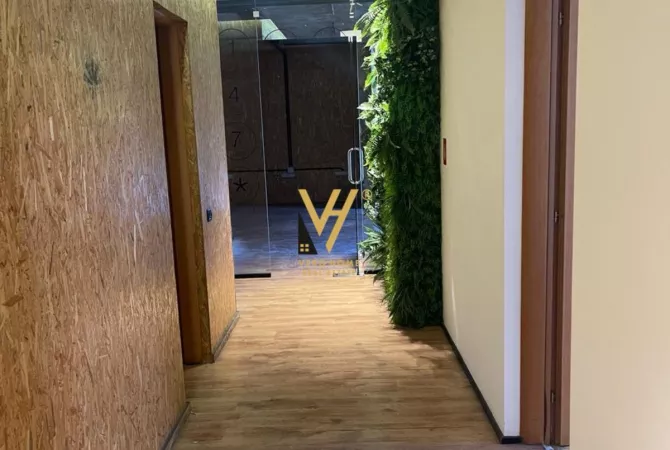 JEPET AMBIENT KOMERCIAL 220 M2 ME QERA NE MYSLYM SHYR 1.100 EURO