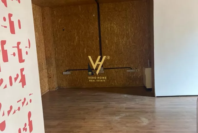 JEPET AMBIENT KOMERCIAL 220 M2 ME QERA NE MYSLYM SHYR 1.100 EURO