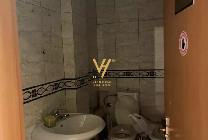 JEPET AMBIENT KOMERCIAL 220 M2 ME QERA NE MYSLYM SHYR 1.100 EURO