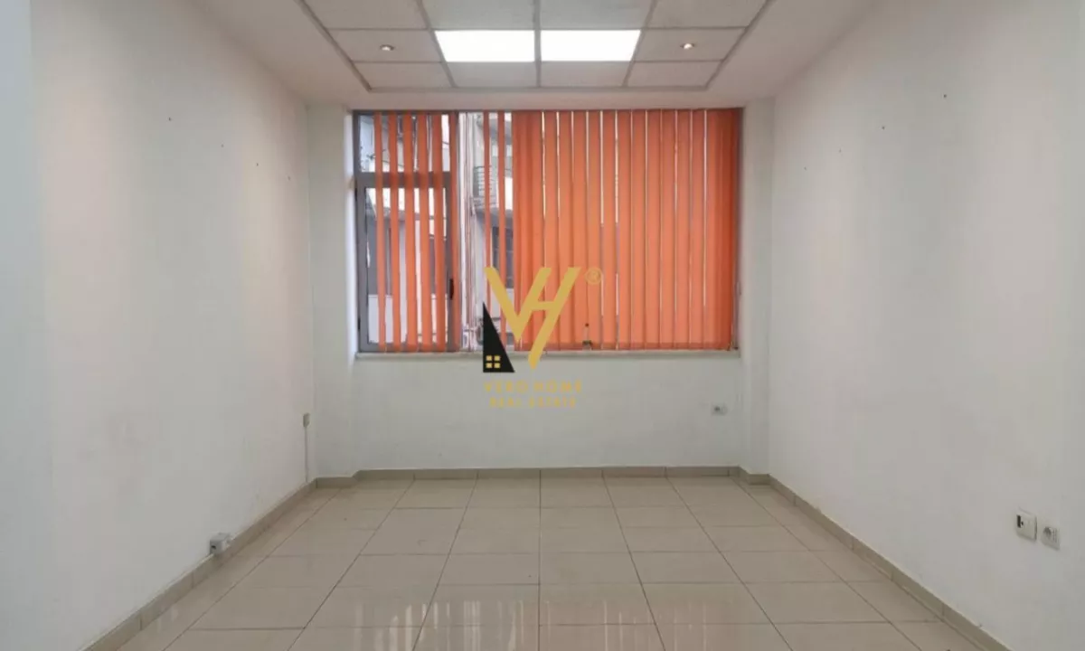 JEPET AMBIENT 30 M2 ME QIRA TE RRUGA E DIBRES 30.000 LEKE