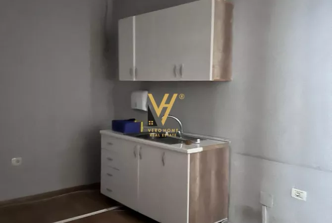 JEPET ZYRE 220 M2 ME QIRA NE BLLOK 2.000 EURO