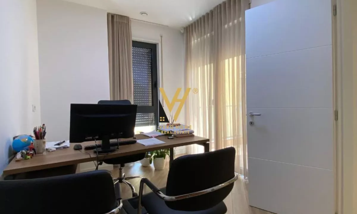 JEPET ZYRE 317 M2 ME QERA RRUGA E BARRIKADAVE 4.600 EURO