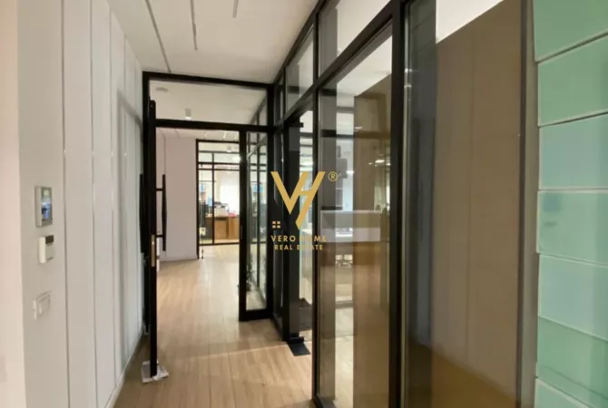 JEPET ZYRE 317 M2 ME QERA RRUGA E BARRIKADAVE 4.600 EURO