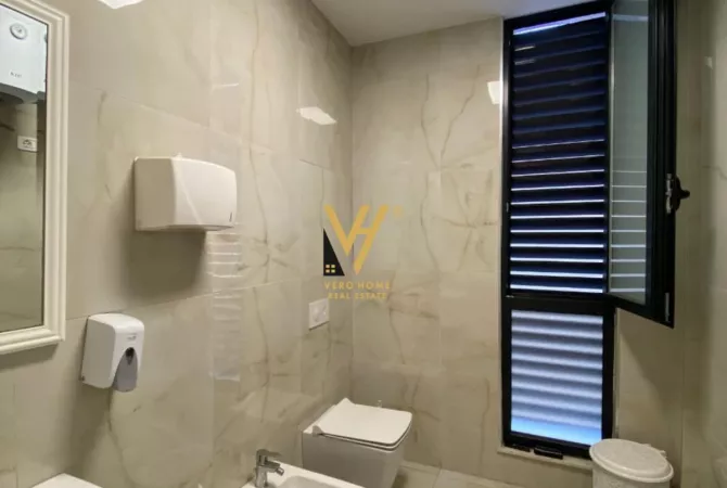 JEPET ZYRE 317 M2 ME QERA RRUGA E BARRIKADAVE 4.600 EURO