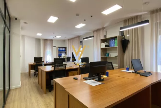 JEPET ZYRE 317 M2 ME QERA RRUGA E BARRIKADAVE 4.600 EURO