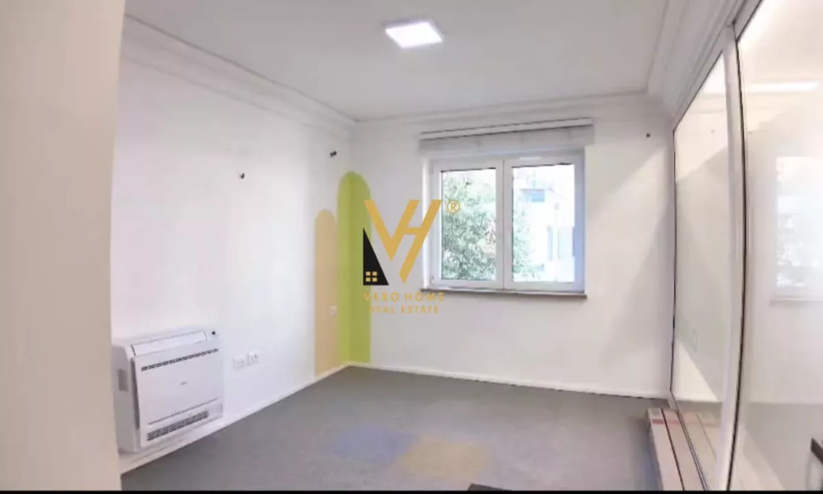 JEPET ZYRE 130 M2 ME QERA TE RRUGA E DURRESIT 2.000 EURO