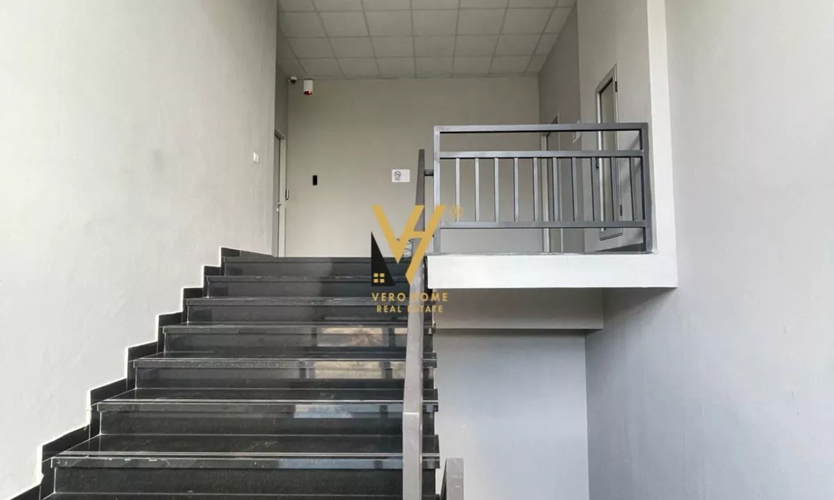 JEPET AMBIENT KOMERCIAL 300 M2 ME QIRA NE PORCELAN 3.000 EURO