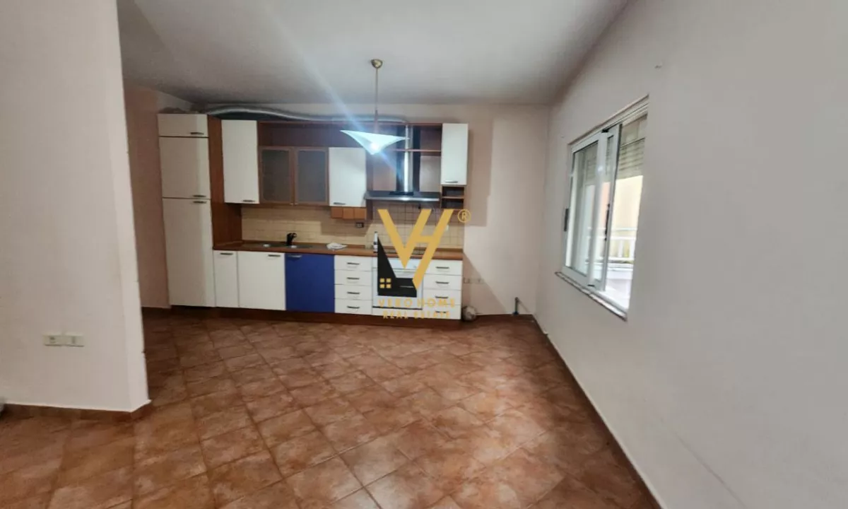 Shtepi ne shitje Apartament ne Tirane, 3+1, Mobilimi Bosh, pa mobiluar, Pagesa 320,000  Euro.