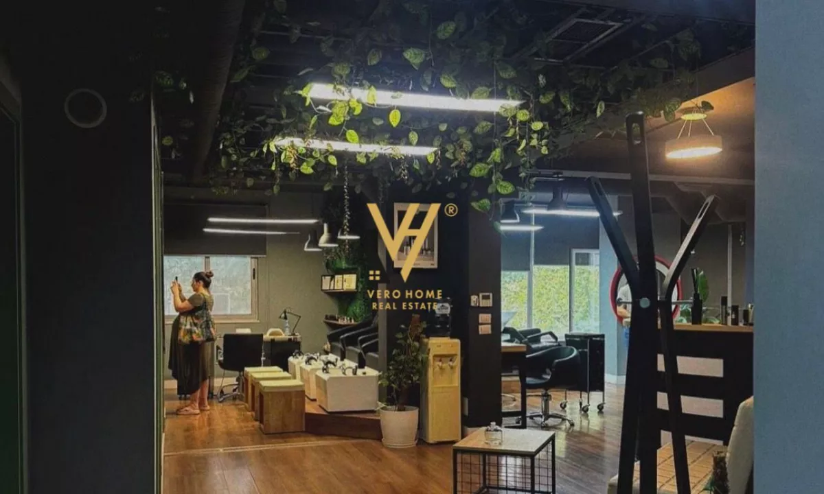 JEPET AMBIENT BIZNESI 153 M2 ME QERA TE RRUGA E KAVAJES 100.000 LEKE