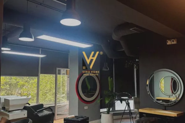 JEPET AMBIENT BIZNESI 153 M2 ME QERA TE RRUGA E KAVAJES 100.000 LEKE