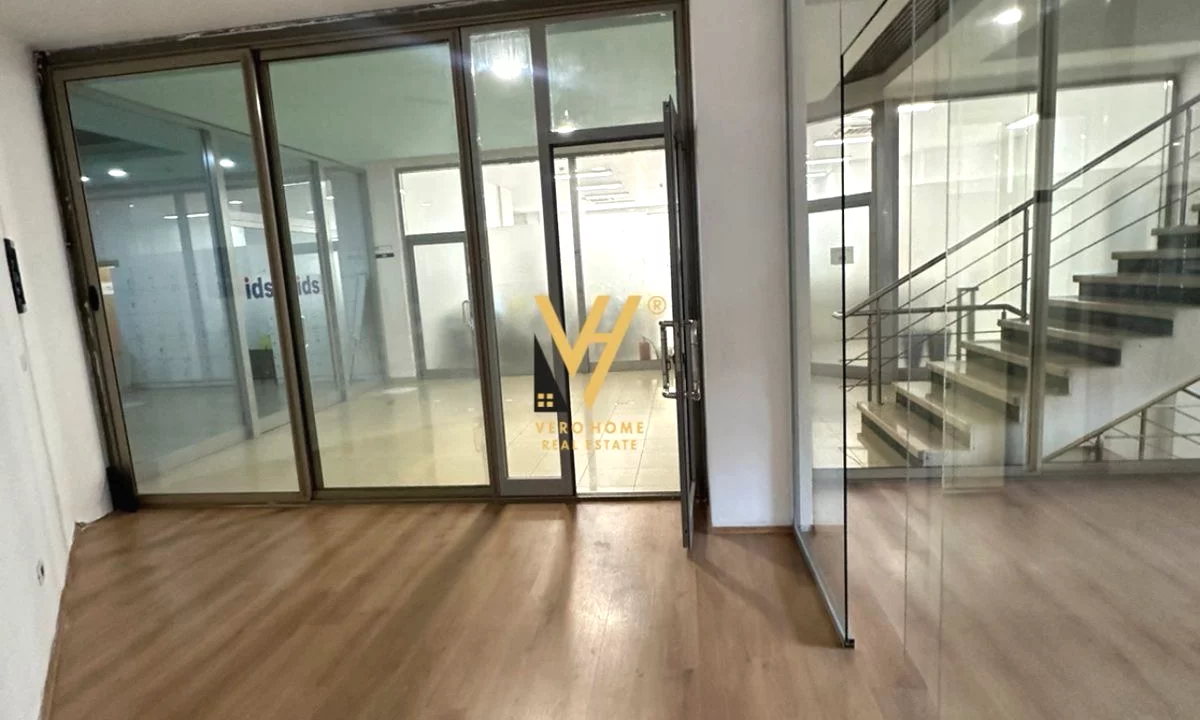 JEPET AMBIENT BIZNESI 65 M2 ME QIRA NE QENDER 110.000 LEKE