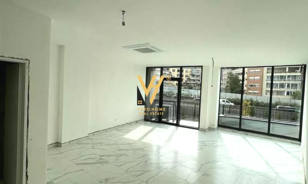 JEPET ZYRE 55 M2 ME QERA TE LAKE VIEW 1.000 EURO