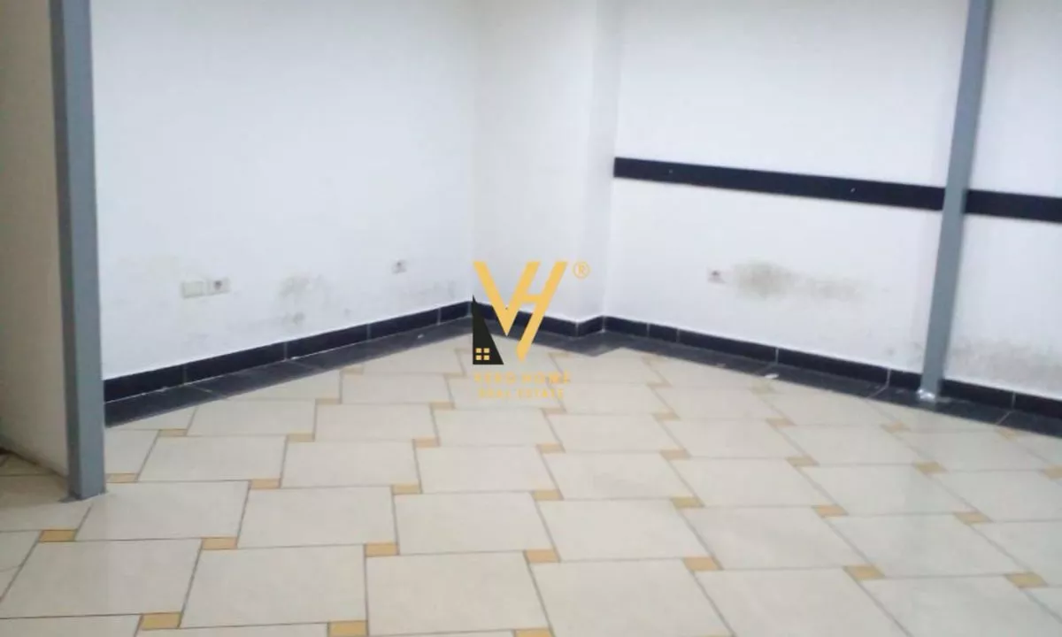 JEPET AMBIENT 60 M2 ME QERA TE RRUGA E BARRIKADAVE 60.000 LEKE