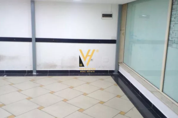 JEPET AMBIENT 60 M2 ME QERA TE RRUGA E BARRIKADAVE 60.000 LEKE