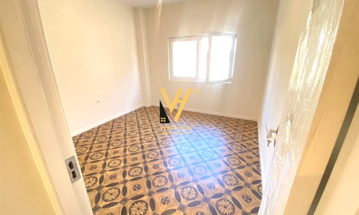 JEPET ZYRE 106 M2 ME QERA TE RRUGA RESHIT COLLAKU 750 EURO