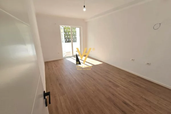 Shtepi ne shitje Apartament ne Tirane, 1+1, Mobilimi Bosh, pa mobiluar, Pagesa 125,000  Euro.
