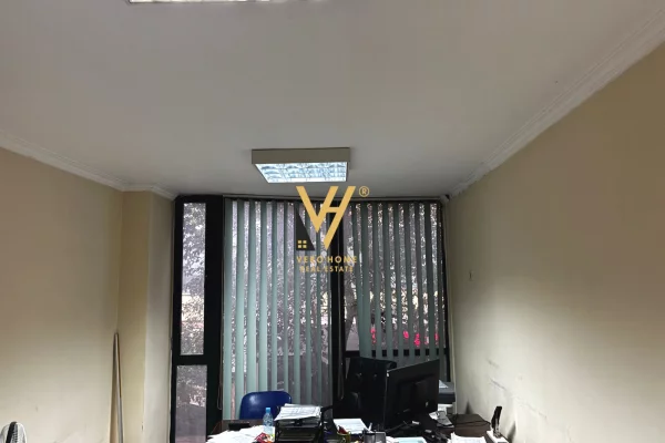 Business Property for Rent 3+1 in Tirana - 40,000 Leke