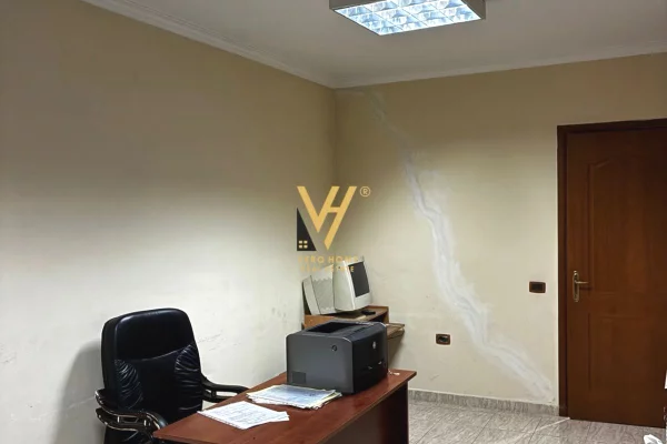 Business Property for Rent 3+1 in Tirana - 40,000 Leke