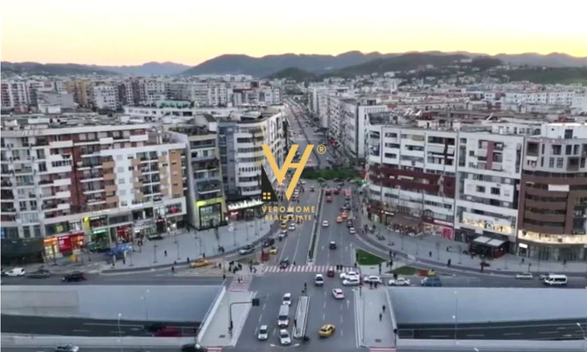 Shtepi ne shitje Apartament ne Tirane, 3+1, Mobilimi Bosh, pa mobiluar, Pagesa 200,000  Euro.