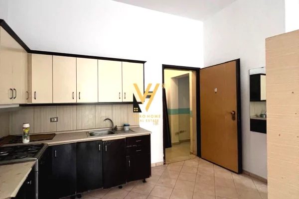 Shtepi ne shitje Apartament ne Tirane, 2+1, Mobilimi Pjeserisht e mobiluar, Pagesa 160,000  Euro.