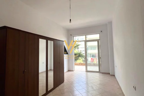 Shtepi ne shitje Apartament ne Tirane, 2+1, Mobilimi Pjeserisht e mobiluar, Pagesa 160,000  Euro.