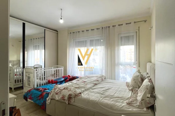 Shtepi ne shitje Apartament ne Tirane, 3+1, Mobilimi E mobiluar, Pagesa 250,000  Euro.