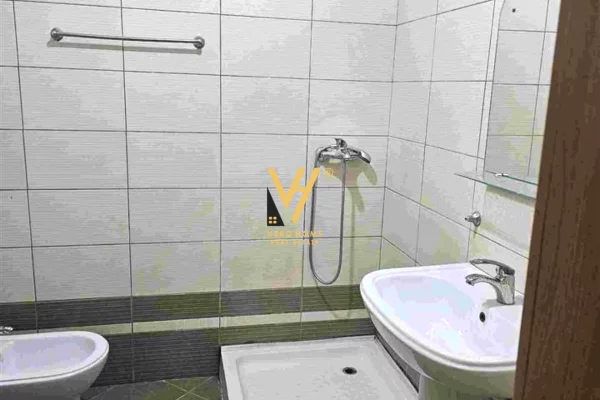 Shtepi ne shitje Apartament ne Tirane, 1+1, Mobilimi Pjeserisht e mobiluar, Pagesa 84,000  Euro.