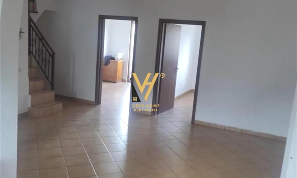 Shtepi ne shitje Duplex(shtepi me 2 kate) ne Tirane, 2+1, Mobilimi Bosh, pa mobiluar, Pagesa 190,000  Euro.