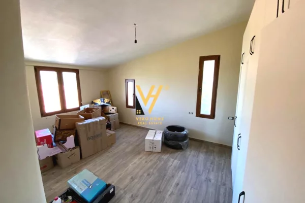 Shtepi ne shitje Vila Luksoze ne Tirane, 6+1, Mobilimi Pjeserisht e mobiluar, Pagesa 400,000  Euro.