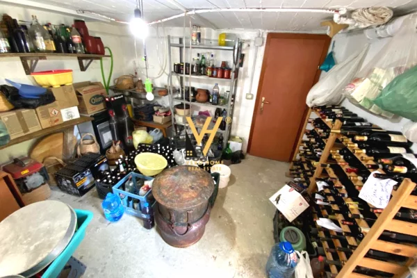 Shtepi ne shitje Vila Luksoze ne Tirane, 6+1, Mobilimi Pjeserisht e mobiluar, Pagesa 400,000  Euro.