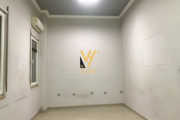 Business Property for Rent 3+1 in Tirana - 40,000 Leke