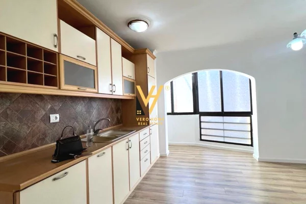 Shtepi ne shitje Apartament ne Tirane, 2+1, Mobilimi Bosh, pa mobiluar, Pagesa 165,000  Euro.