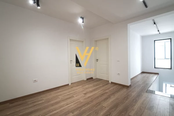 JEPET GODINE ME QIRA TE MUZEU I DESHMOREVE, DURRES 2.200 EURO